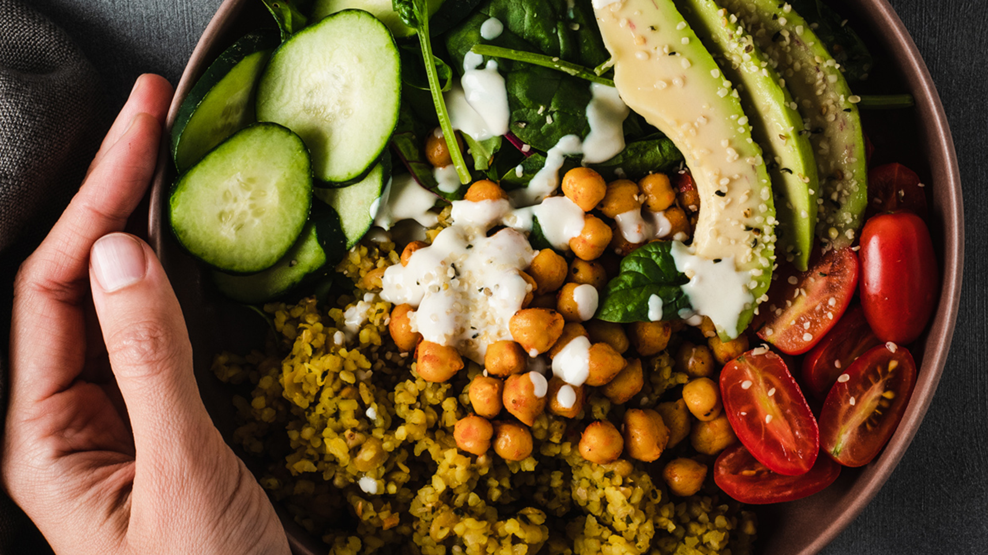 Buddha Bowl con legumi e bulgur alla curcuma